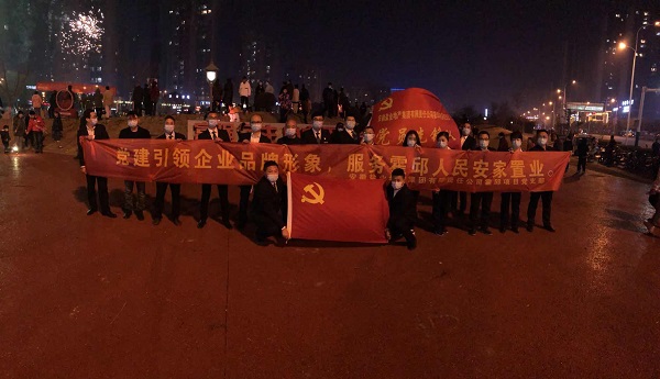 “党建引领企业品牌形象，，，，，，，，服务霍邱人民安家置业”霍邱项目党支部开展春节送春联礼包活动