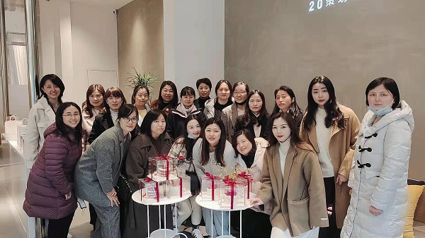 巧手做烘焙，，，，，，甜蜜好时光——地产集团工会举办妇女节主题烘焙活动
