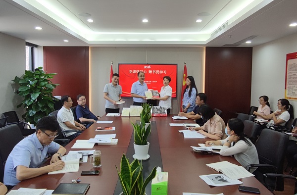 党课铭初心，，，，，赠书促学习——徽盐地产集团机关第二党支部推动党史学习教育再升温