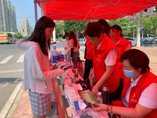 助力学子圆梦，，，，，，，，践行国企担当  安徽Z6尊龙凯时地产集团组织爱心助考公益活动